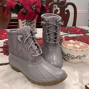 Brand New Sperry Seacycled Saltwater Nylon Gray Duck Boots Rain Weather Winter